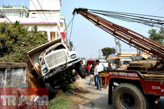 Truck knocks down boundary wall of a house, driver absconding 
